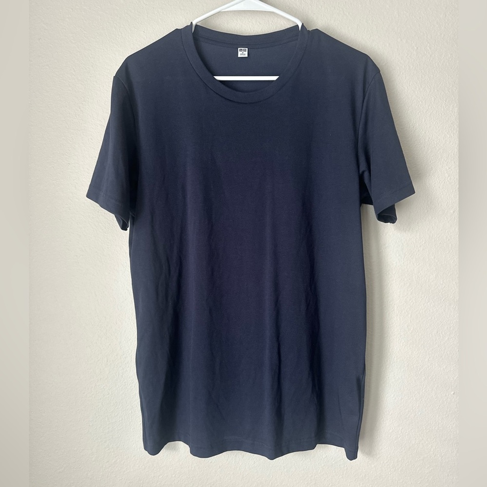 Uniqlo Navy Blue Men's T-shirt - size medium
